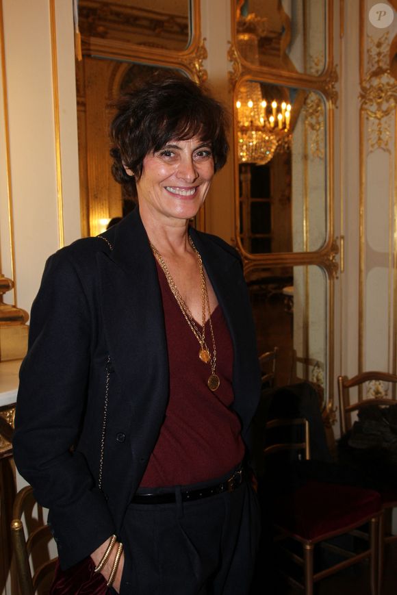Elle décore toujours ses intérieurs en fonction du quartier où elle vit.

 Inès de La Fressange - Arielle Dombasle est élevée au rang d'Officière de l'ordre des Arts et Lettres au Ministère de la Culture à Paris le 08 Décembre 2025.

© Philippe Baldini / Bestimage