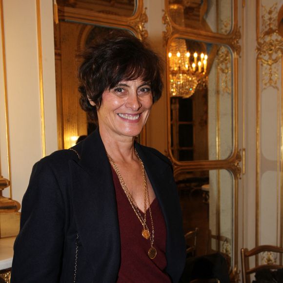 Elle décore toujours ses intérieurs en fonction du quartier où elle vit.

 Inès de La Fressange - Arielle Dombasle est élevée au rang d'Officière de l'ordre des Arts et Lettres au Ministère de la Culture à Paris le 08 Décembre 2025.

© Philippe Baldini / Bestimage