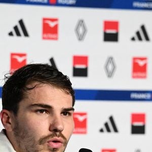 Antoine Dupont en conférence de presse à la veille du match de rugby opposant la France à l'Angleterre lors du tournoi des Six Nations au stade de France à Saint-Denis, le 13 mars 2026. © Lionel Urman / Bestimage