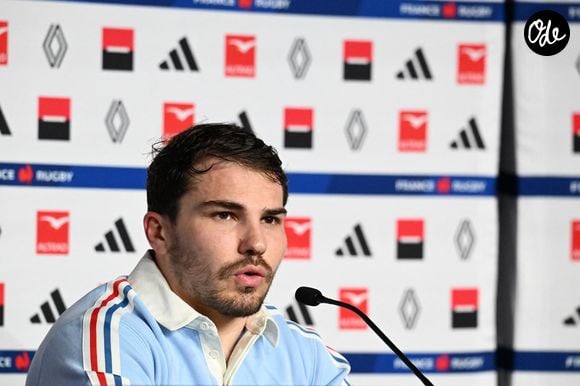 Antoine Dupont en conférence de presse à la veille du match de rugby opposant la France à l'Angleterre lors du tournoi des Six Nations au stade de France à Saint-Denis, le 13 mars 2026. © Lionel Urman / Bestimage