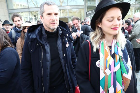 Marion Cotillard et Guillaume Canet à la sortie de l'hommage à Agnès Varda dans la Cinémathèque française avant ses obsèques au cimetière du Montparnasse à Paris, France, le 2 avril 2019.