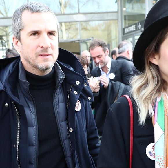 Marion Cotillard et Guillaume Canet à la sortie de l'hommage à Agnès Varda dans la Cinémathèque française avant ses obsèques au cimetière du Montparnasse à Paris, France, le 2 avril 2019.