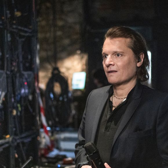 Exclusif - Benabar en backstage de l'enregistrement de l'émission "Serge Lama, le dernier rappel" présentée par F. Bollaert, diffusée le vendredi 21 novembre 2025 sur France 3 à 21h10, au théâtre Marigny à Paris, France, le 29 avril 2025. © Clovis-Moreau/Bestimage