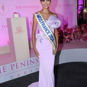 Eve Gilles (Miss France 2024) - Photocall du 5ème gala de charité de l'association "Les Bonnes Fées" à l'occasion de la campagne mondiale "Octobre Rose" à l'hôtel Peninsula, Paris le 3 octobre 2024. © Rachid Bellak/Bestimage