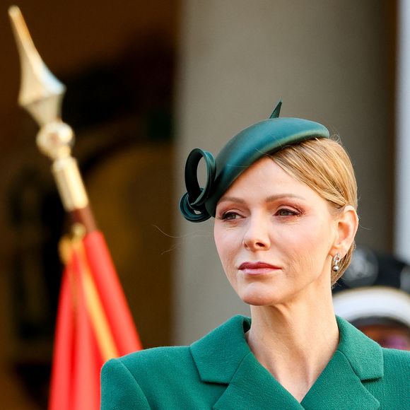 Pour l’occasion, la princesse avait opté pour une tenue élégante signée par la styliste néo-zélandaise Emilia Wickstead, dans un vert profond qui semblait faire écho aux couleurs du drapeau portugais.

La princesse Charlène de Monaco - Le prince de Monaco et la princesse de Monaco accueillent le président du Portugal, dans la cours d'honneur du Palais Princier à Monaco, le 21 novembre 2025. Le chef d'Etat portugais est en visite officielle en principauté. © Bruno Bebert / Bestimage