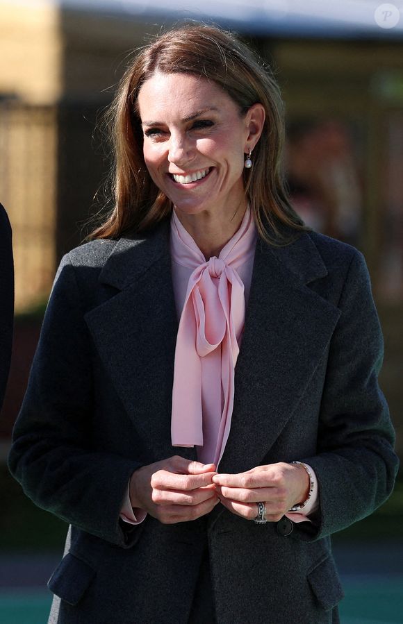 Le prince William, prince de Galles, et Kate Middleton, princesse de Galles, visitent l'école maternelle et primaire de Farnborough Road, pour montrer leur soutien continu à la communauté de Southport après l'attaque  au cours de laquelle trois filles, Alice da Silva Aguiar, Bebe King et Elsie Dot Stancombe, ont été tragiquement tuées lors d'un cours de danse à Southport, Merseyside, Royaume-Uni. © Julien Burton / Bestimage