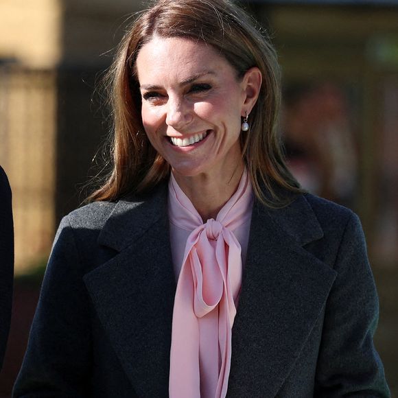 Le prince William, prince de Galles, et Kate Middleton, princesse de Galles, visitent l'école maternelle et primaire de Farnborough Road, pour montrer leur soutien continu à la communauté de Southport après l'attaque  au cours de laquelle trois filles, Alice da Silva Aguiar, Bebe King et Elsie Dot Stancombe, ont été tragiquement tuées lors d'un cours de danse à Southport, Merseyside, Royaume-Uni. © Julien Burton / Bestimage
