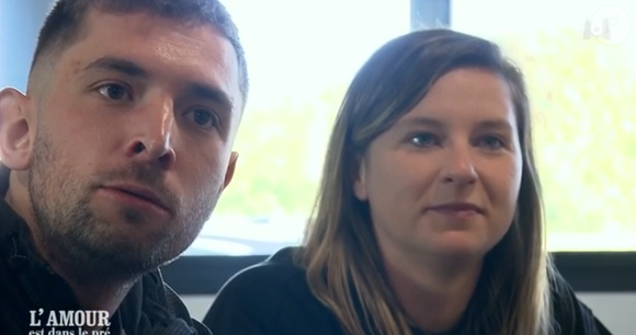 Océane à la ferme avec ses prétendants dans "L'amour est dans le pré".