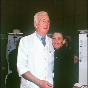 Archives - Le couturier Hubert de Givenchy et Audrey Hepburn en 1992.