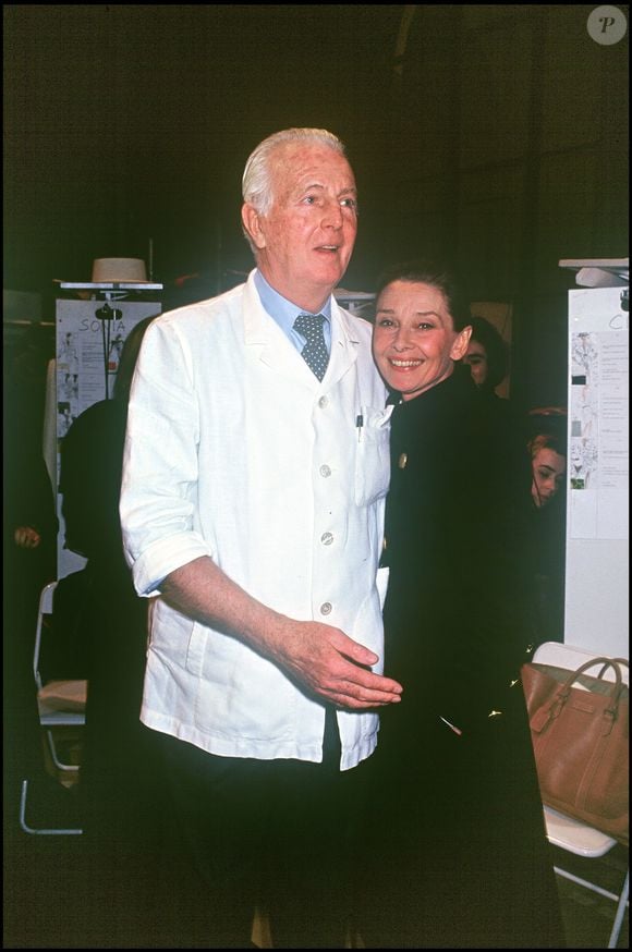 Archives - Le couturier Hubert de Givenchy et Audrey Hepburn en 1992.