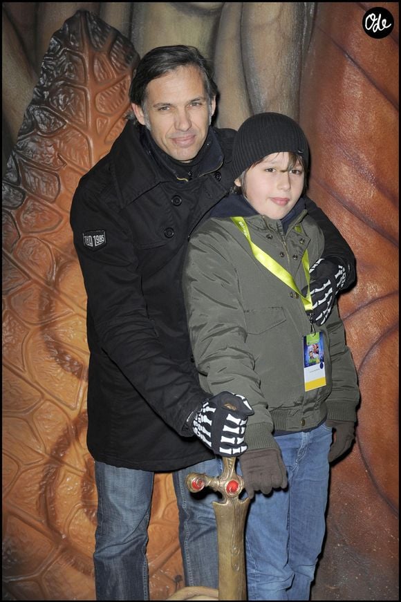 À cette occasion, ses parents Paul et Luana Belmondo ont dévoilé de rares clichés de son fils.

Paul Belmondo et son fils Giacomo - Inauguration de la nouvelle attraction "Minimoys" au Futuroscope Poitiers.

© Bestimage