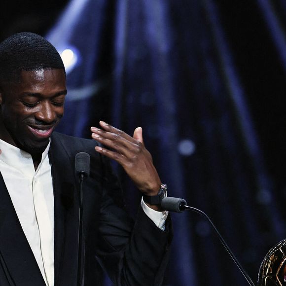 Le joueur français du Paris Saint-Germain, Ousmane Dembele, s'exprime après avoir remporté le Ballon d'Or masculin lors de la cérémonie de remise du Ballon d'Or France Football 2025 au Théâtre du Chatelet à Paris, France, le 22 septembre 2025. Photo de Gao Jing/Xinhua/ABACAPRESS.COM