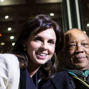 Le musicien et producteur américain Quincy Jones pose avec Caroline Barclay après avoir été décoré Grand Commandeur de l'Ordre des Arts et des Lettres par l'ancien ministre français de la Culture Jack Lang (L) le 6 octobre 2014 à l'Institut du Monde Arabe à Paris en France. Photo par Emeric Fohlen/ABACAPRESS.COM