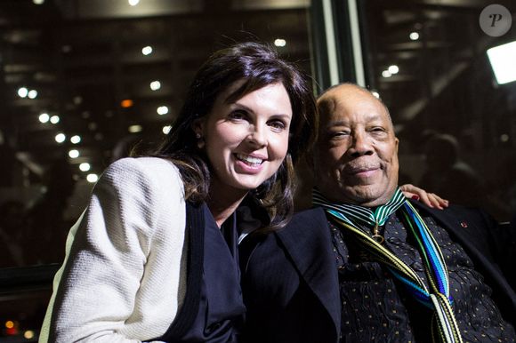 Le musicien et producteur américain Quincy Jones pose avec Caroline Barclay après avoir été décoré Grand Commandeur de l'Ordre des Arts et des Lettres par l'ancien ministre français de la Culture Jack Lang (L) le 6 octobre 2014 à l'Institut du Monde Arabe à Paris en France. Photo par Emeric Fohlen/ABACAPRESS.COM