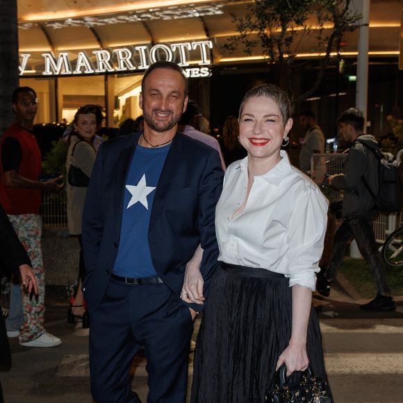 “Elle est arrivée heureuse, triomphante, sympa, gentille”, raconte-t-il sur Émilie Dequenne

Emilie Dequenne et son mari Michel Ferracci lors du Festival de Cannes en Mai 2024.