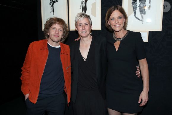 Exclusif - Alex Lutz avec les Co-autrices de la pièce : Marie Bô et Anne Le Nen - Générale de la Pièce "On va tous être d'accord… ou pas " au théâtre Lepic à Paris le 6 Mai 2025. © Bertrand Rindoff/Bestimage