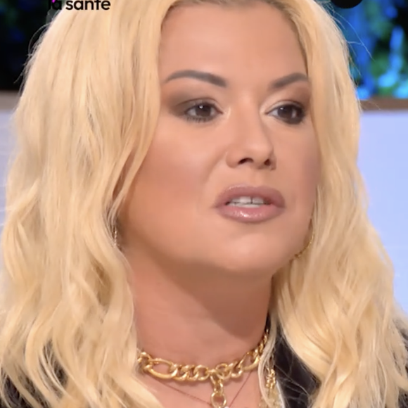 "On me pinçait la peau en me disant : 'Ah, il y en a un peu trop, là !' T'as six semaines pour perdre six kilos" Petit à petit, ça m'a emmené à passer à l'acte de me faire vomir", a-t-elle confié.

Capture d'écran de "Le Mag de la Santé" sur France 5.