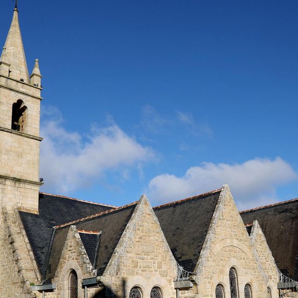 Illustration église - Arrivées des membres de la famille Le Pen aux obsèques de Jean-Marie Le Pen en l'église Saint-Joseph à la Trinité-sur-Mer  le 11 juillet 2025. © Dominique Jacovides / Guillaume Collet / Bestimage