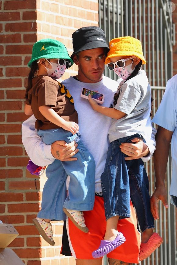 Le jeune acteur s'est également adressé à l'accusé en disant qu'il n'avait pas brisé son épouse

Alex Fine et ses 2 filles, qu'il a eue avec Cassie, à New York le 20 septembre 2024 ©Backgrid USA / Bestimage