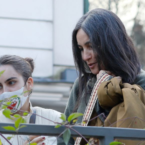 Aël Pagny (fille de Florent Pagny) et sa mère Azucena Caamaño (Caamano) - Arrivées de l'émission "Vivement Dimanche" qui sera diffusée le 21 novembre 2021 au studio Gabriel à Paris, France, le 03 novembre 2021. 
© Christophe Clovis / Bestimage