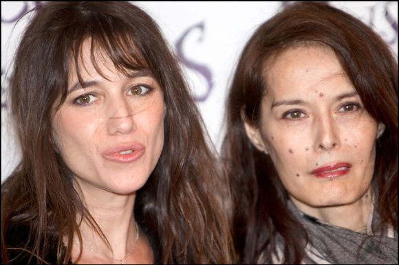 Entre Charlotte et Bambou, un lien très fort se crée

Charlotte Gainsbourg et Bambou à la Première du spectacle Alice au pays des merveilles au théâtre Mogador à Paris.
LIONEL URMAN  / BESTIMAGE