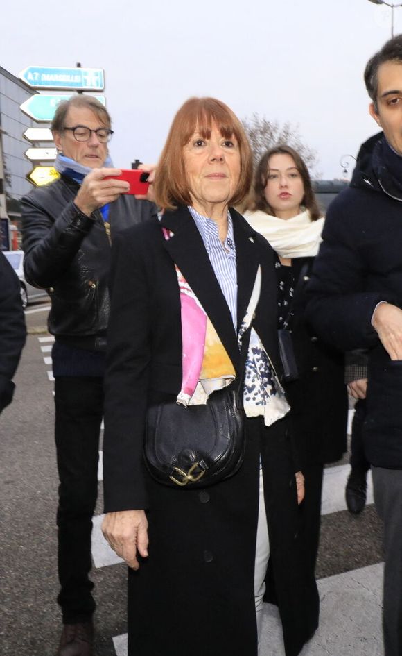 Gisèle Pélicot à son arrivée au tribunal d'Avignon - Procès de l'ex-mari D.Pelicot, accusé de l'avoir droguée pendant près de dix ans et d'avoir invité des inconnus à la violer à leur domicile de Mazan, une petite ville du sud de la France, à Avignon le 19 décembre 2024. 2024. Un tribunal de la ville méridionale d'Avignon juge D.Pelicot, un retraité de 71 ans, pour avoir violé à plusieurs reprises et enrôlé des dizaines d'étrangers pour violer sa femme fortement sous sédatifs dans son propre lit pendant une décennie. Cinquante autres hommes, âgés de 26 à 74 ans, sont également jugés pour leur implication présumée, dans une affaire qui a horrifié la France. Les procédures judiciaires, qui se déroulent jusqu'en décembre, sont ouvertes au public à la demande de l'ex-femme et victime de Dominique Pelicot. Ce jeudi matin, la cour criminelle du Vaucluse a rendu son verdict dans l'affaire des viols de Mazan. Dominique Pelicot est condamné à 20 ans de réclusion criminelle et l'ensemble des 51 accusés sont reconnus coupables. © Franz Chavaroche / Bestimage