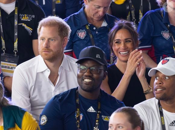 Le prince Harry, duc de Sussex et Meghan Markle, duchesse de Sussex, assistent à la finale de natation lors des Invictus Games 2023 à Dusseldorf, le 13 septembre 2023. (AGENCE / BESTIMAGE).