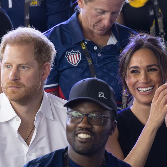 Le prince Harry, duc de Sussex et Meghan Markle, duchesse de Sussex, assistent à la finale de natation lors des Invictus Games 2023 à Dusseldorf, le 13 septembre 2023. (AGENCE / BESTIMAGE).