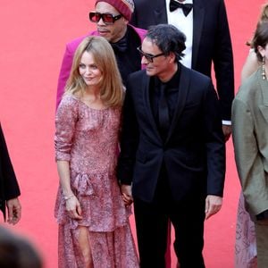 Vanessa Paradis et Samuel Benchetrit lors de la montée des marches du film "De son vivant" lors du 74ème Festival International du Film de Cannes, le 10 juillet 2021.
© Borde-Jacovides-Moreau / Bestimage
