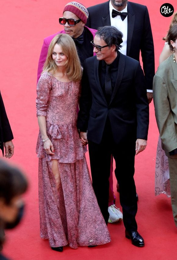 Vanessa Paradis et Samuel Benchetrit lors de la montée des marches du film "De son vivant" lors du 74ème Festival International du Film de Cannes, le 10 juillet 2021.

© Borde-Jacovides-Moreau / Bestimage