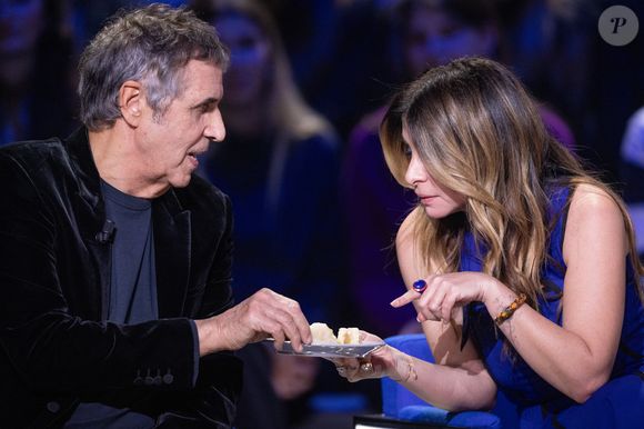 Exclusif - Julien Clerc et Julie Zenatti lors de l'enregistrement de l'émission "La Boîte à secrets", présentée par F.Bollaert et diffusée le 2 janvier 2026 sur France 3, dans les studios du Lendit à Saint-Denis, France, le 1er décembre 2025. © Cyril Moreau/Bestimage