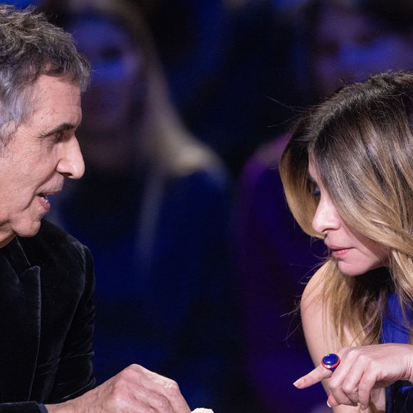 Exclusif - Julien Clerc et Julie Zenatti lors de l'enregistrement de l'émission "La Boîte à secrets", présentée par F.Bollaert et diffusée le 2 janvier 2026 sur France 3, dans les studios du Lendit à Saint-Denis, France, le 1er décembre 2025. © Cyril Moreau/Bestimage