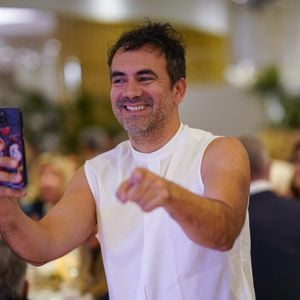 Depuis heureusement, il enchaîne les succès et partage sa vie entre la France et Las Vegas. Il a d’ailleurs une garde partagée pour son fils Eliott, né en 2015 par GPA aux États-Unis lors de son mariage avec Romain Taillandier, dont le divorce a été annoncé en 2018.

Alex Goude lors de la 13ème édition du festival Les Héros de la Télé de Beausoleil, le 11 octobre 2025. 
© Anne-Sophie Guebey / Bestimage