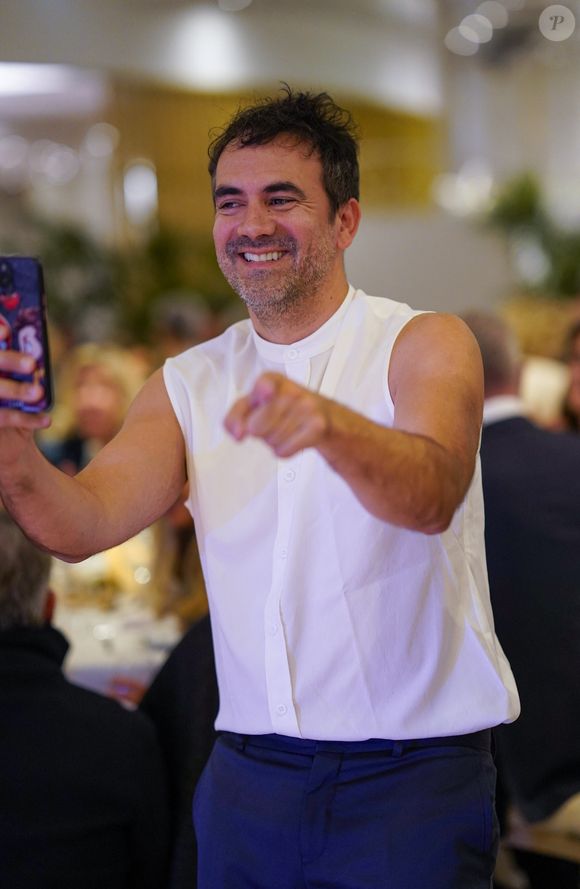 Depuis heureusement, il enchaîne les succès et partage sa vie entre la France et Las Vegas. Il a d’ailleurs une garde partagée pour son fils Eliott, né en 2015 par GPA aux États-Unis lors de son mariage avec Romain Taillandier, dont le divorce a été annoncé en 2018.

Alex Goude lors de la 13ème édition du festival Les Héros de la Télé de Beausoleil, le 11 octobre 2025. 
© Anne-Sophie Guebey / Bestimage