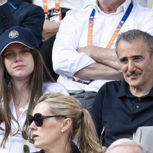 Elie Semoun et sa compagne Aude Fraineau (enceinte) en tribunes lors de la finale messieurs des Internationaux de France de Tennis de Roland Garros 2025 (jour 15), à Paris, France, le 8 juin 2025. © Cyril Moreau/Bestimage