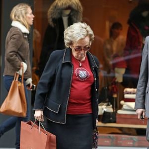 Au-delà des chiffres, la marque a su s'imposer comme une référence du "quiet luxury" auprès de célébrités de premier plan, à l'instar de Bernadette Chirac, Brooklyn Beckham ou de ses égéries Natalia Vodianova et Jessica Springsteen.
Bernadette Chirac est allée acheter un cadeau chez Loro Piana pour l'anniversaire de son mari Jacques, qui fête ses 80 ans aujourd'hui, le 29 novembre 2012. Elle s'est ensuite rendue à La Grande Recré à Paris. PIX4U / BESTIMAGE