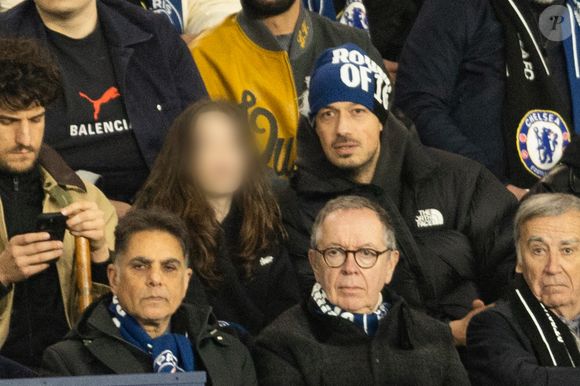 Carlito et un de ses enfants - Célébrités dans les tribunes du match de 8ème de finale aller de la Ligue Des Champions 2025-2026 (LDC) "PSG - Chelsea (5-2)" au Parc des Princes à Paris le 11 mars 2026. © Cyril Moreau/Bestimage