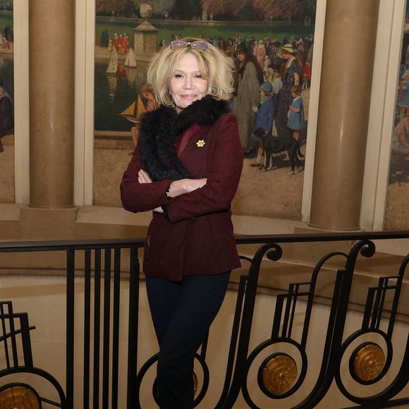 Clémentine Célarié lors du lancement de 'Une Jonquille contre le cancer' à Paris le 12 Mars 2024.

© Denis Guignebourg/Bestimage