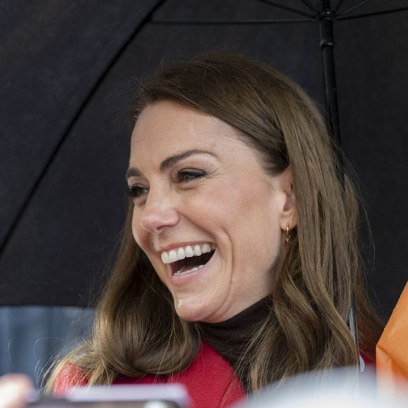 Catherine (Kate) Middleton, princesse de Galles, éclate de rire à la sortie du marché de Pontypridd, accompagnée du prince William, prince de Galles, le 26 février 2025. GOFF INF / BESTIMAGE