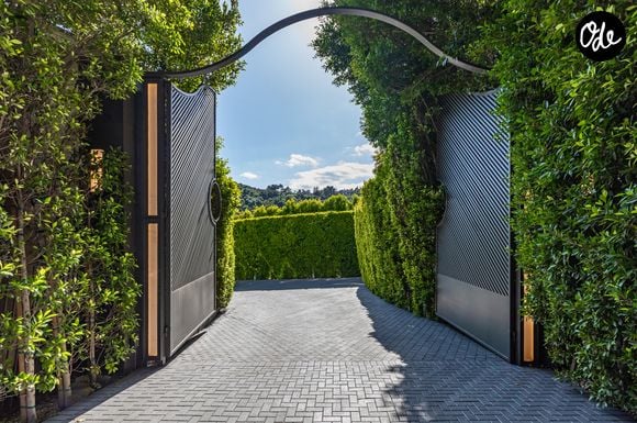 L’ancienne propriété de Ben Affleck et Jennifer Lopez à Beverly Hills s’étend sur près de deux hectares. La résidence compte 12 chambres, 24 salles de bains, une piscine à débordement, un vaste complexe sportif et un garage pouvant accueillir 12 voitures. Crédit photo : Simon Berlyn.