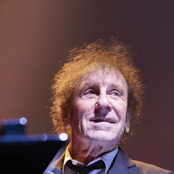 Autre détail cité par La Nouvelle République, sur les ondes d'Europe 1 en 2011, Alain Souchon avait déclaré "que la localité d'Ouchamps avait une particularité nationale... Puisque c'est la "seule localité où les hommes sont plus nombreux que les femmes".

Exclusif - Alain Souchon - XVème gala pour la Fondation Recherche Alzheimer à l'Olympia à Paris le 14 mars 2022. ©  Jack Tribeca/Bestimage