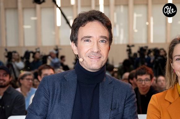 Antoine Arnault lors du dévoilement des médailles des Jeux olympiques et paralympiques, fabriquées à partir de bouts de la tour Eiffel, à Saint Denis, Seine Saint-Denis, France, le 8 février 2024. Elles incarnent la créativité de Paris 2024 avec un concept exceptionnel : la rencontre de l’objet le plus convoité des Jeux avec le symbole iconique de la France et de Paris, la tour Eiffel. Chaque médaillé recevra un morceau de fer d’origine de la tour Eiffel placé au cœur de sa médaille. Pour imaginer son design, Paris 2024 a fait appel à sa Commission des Athlètes et au savoir-faire de Chaumet, Maison du groupe LVMH, Partenaire Premium des Jeux de Paris 2024. © Pierre Perusseau/Bestimage