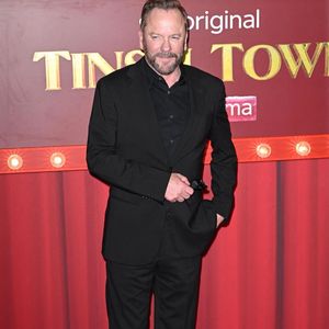 La musique de l'ex de Julia Roberts fait partie des meilleurs moyens d’en apprendre davantage sur le comédien, qui continue d’intriguer depuis tant d’années.

Kiefer Sutherland - BGUK_3427962 - Londres, ROYAUME-UNI Des célébrités assistent à la première mondiale de 'Tinsel Town' au Vue Leicester Square, Londres. Backgrid UK/ Bestimage