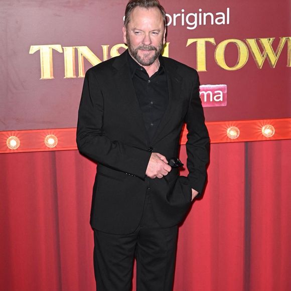 La musique de l'ex de Julia Roberts fait partie des meilleurs moyens d’en apprendre davantage sur le comédien, qui continue d’intriguer depuis tant d’années.

Kiefer Sutherland - BGUK_3427962 - Londres, ROYAUME-UNI Des célébrités assistent à la première mondiale de 'Tinsel Town' au Vue Leicester Square, Londres. Backgrid UK/ Bestimage