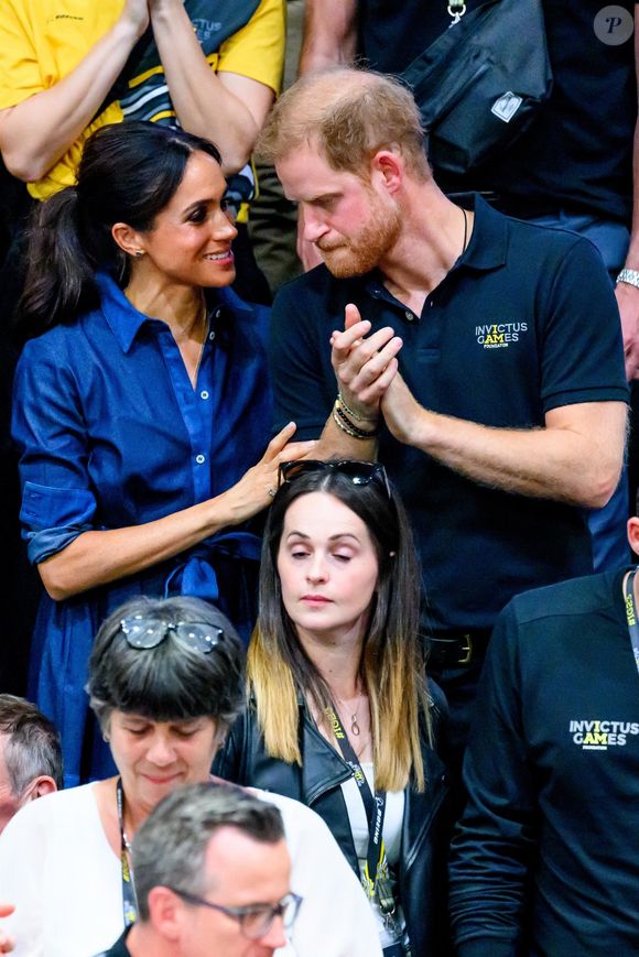 Voilà cinq ans que les Sussex sont plus ou moins financièrement indépendants ! Et leur fortune déchaîne à ce jour les passions.

Le prince Harry, duc de Sussex et Meghan Markle, duchesse de Sussex aux Invictus Games 2023 à Dusseldorf le 15 septembre (Backgrid USA / Bestimage).