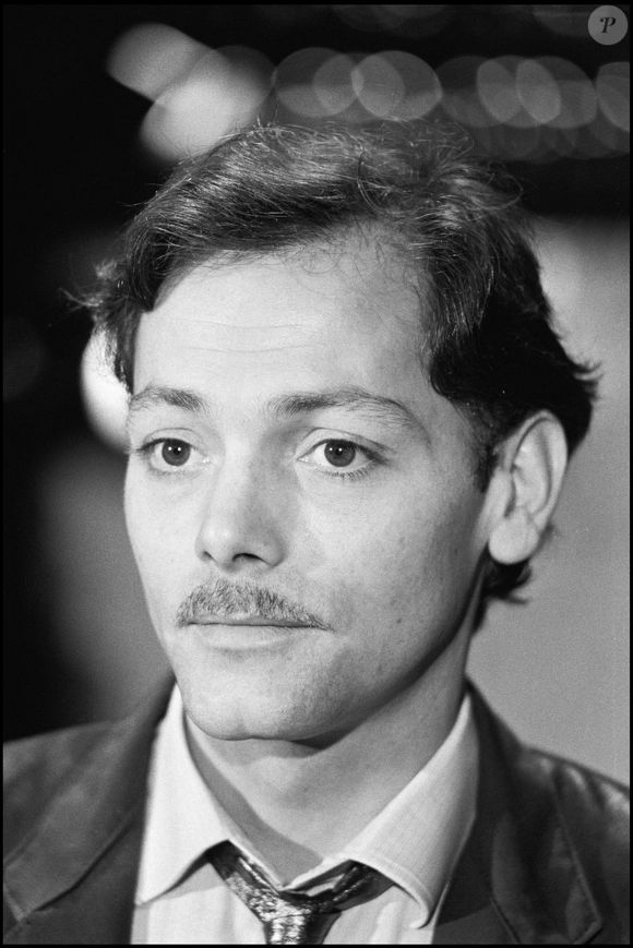 Après cet épisode, les deux hommes ne se sont plus reparlé pendant des années, jusqu’à un appel forcé par une affaire familiale.

Archives - Patrick Dewaere à l'émission "Champs Elysées" @ANGELI-RINDOFF / BESTIMAGE