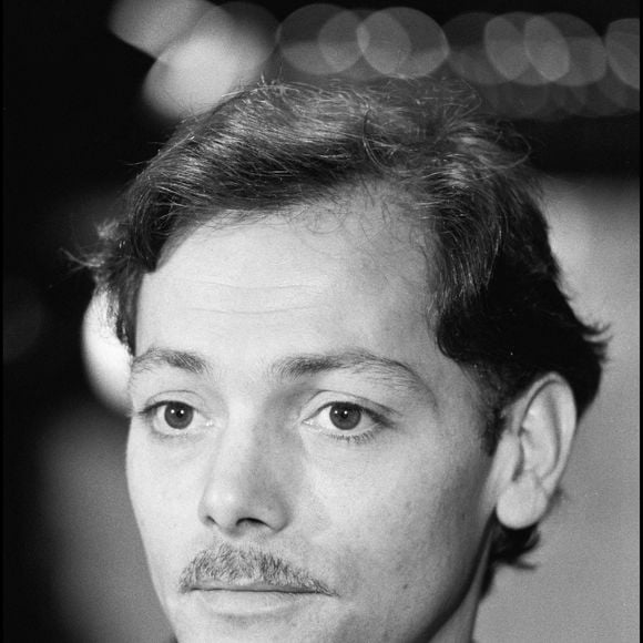 Après cet épisode, les deux hommes ne se sont plus reparlé pendant des années, jusqu’à un appel forcé par une affaire familiale.

Archives - Patrick Dewaere à l'émission "Champs Elysées" @ANGELI-RINDOFF / BESTIMAGE