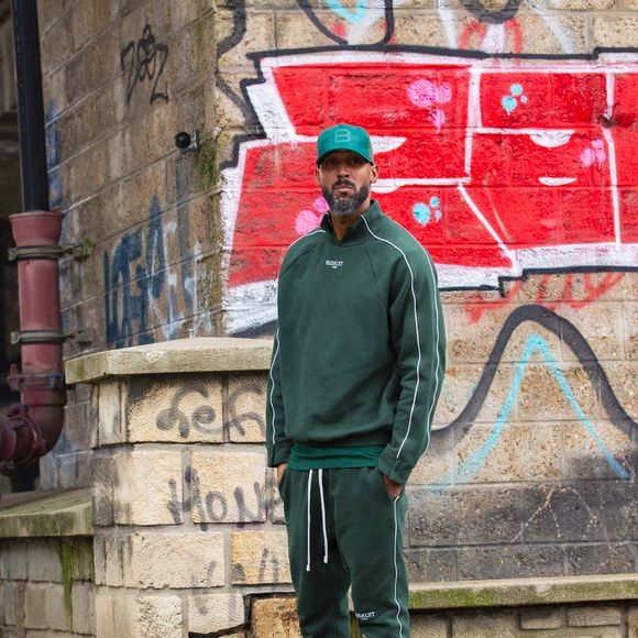 Nicolas Anelka est installé à Dubaï depuis de nombreuses années

L'ancien footballeur international français, Nicolas Anelka collabore avec la marque de vêtements Biskuit Paris pour lancer la collection capsule "No Limit Anelka x Biscuit"

Nicolas Anelka x Biskuit via Bestimage