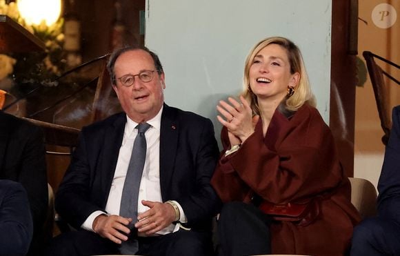 François Hollande et sa femme Julie Gayet assistent au match opposant C. Alcaraz à S. Tsitsipas lors des Internationaux de France de tennis de Roland Garros 2024 à Paris le 4 juin 2024. © Jacovides-Moreau/Bestimage