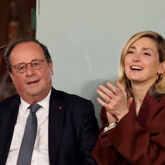 François Hollande et sa femme Julie Gayet assistent au match opposant C. Alcaraz à S. Tsitsipas lors des Internationaux de France de tennis de Roland Garros 2024 à Paris le 4 juin 2024. © Jacovides-Moreau/Bestimage